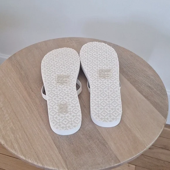 Tory Burch, Leather Flip Flop, Size 7, Ivory. - Picture 4 of 4